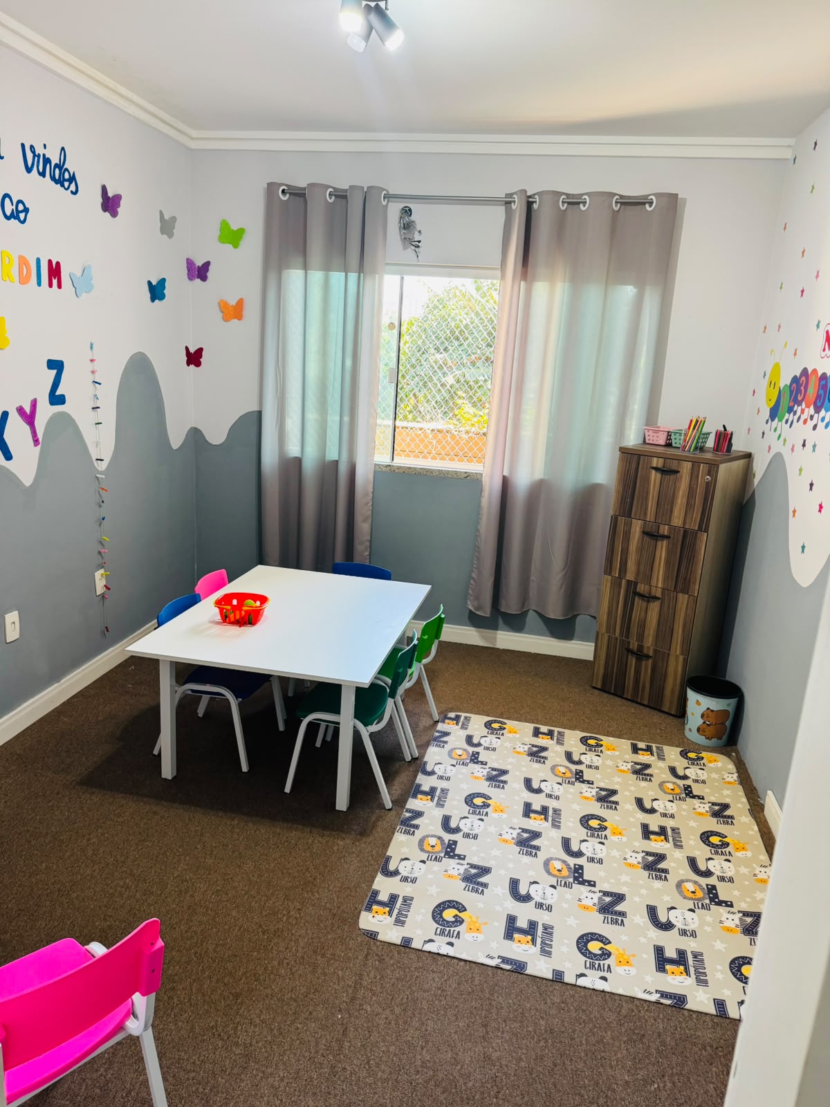 Sala do jardim com mesa de atividades e decoração infantil