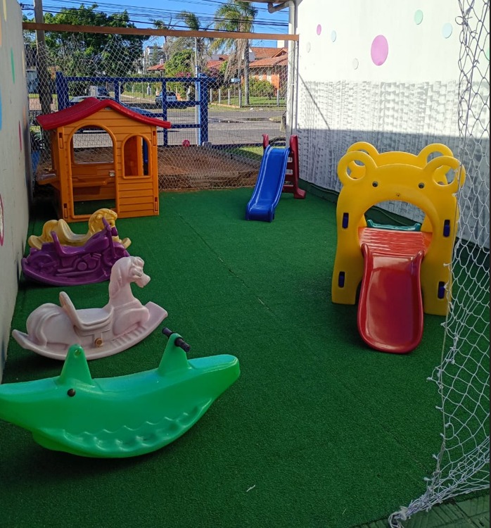 Parquinho com brinquedos e escorregadores