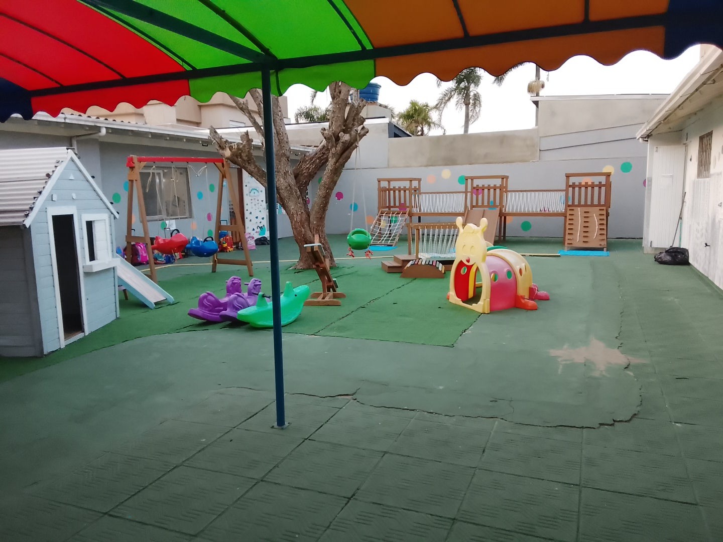Playground com casinha, balanços e brinquedos
