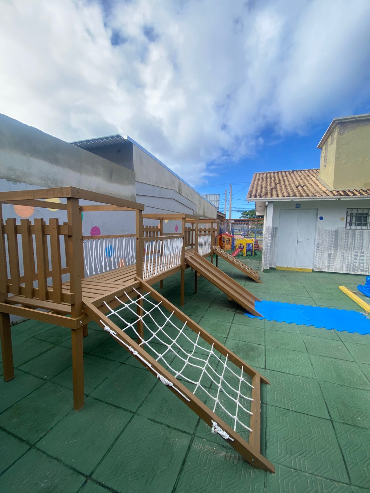 Estrutura de madeira com rede de escalada